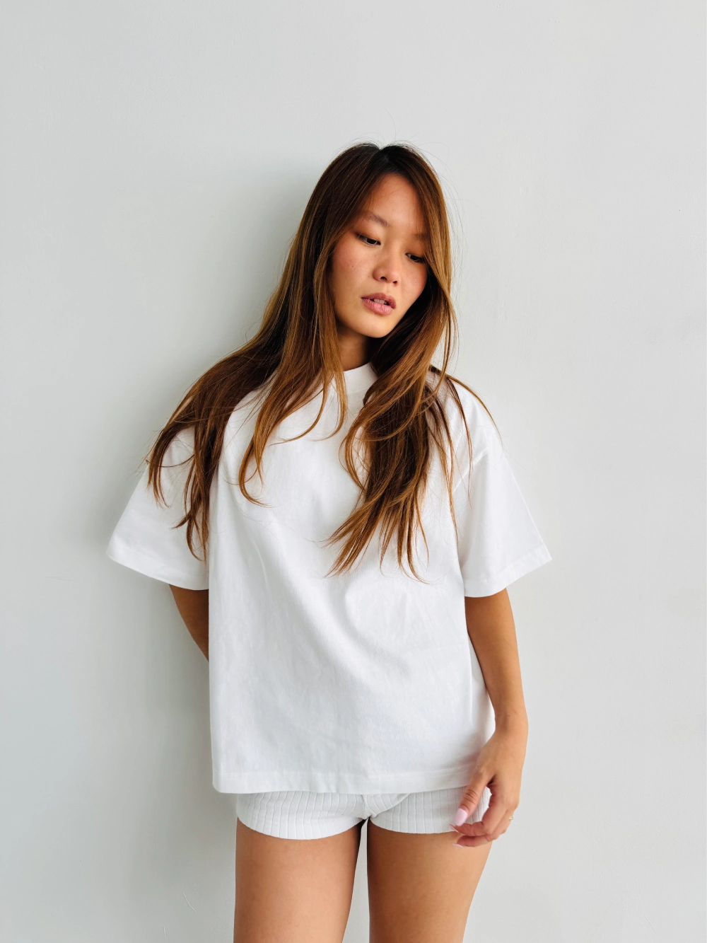 BASIC WHITE CROPPED TEE